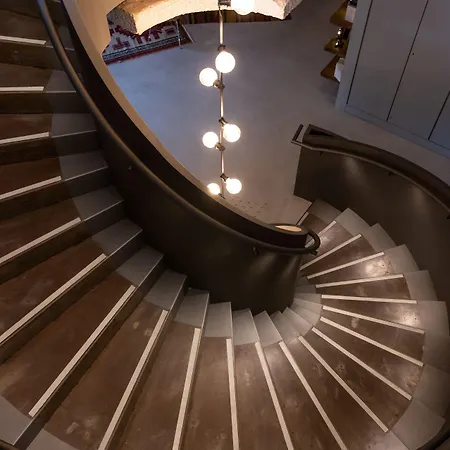 M ホテル